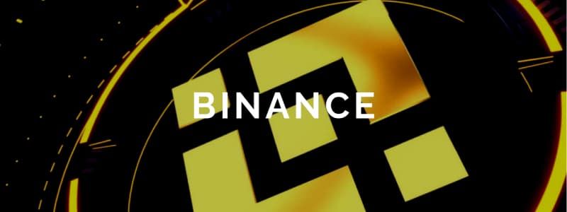 Scritta Binance bianca con sfondo scuro e logo oro di Binance